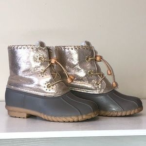 Kids gold fleece lined rain boots.